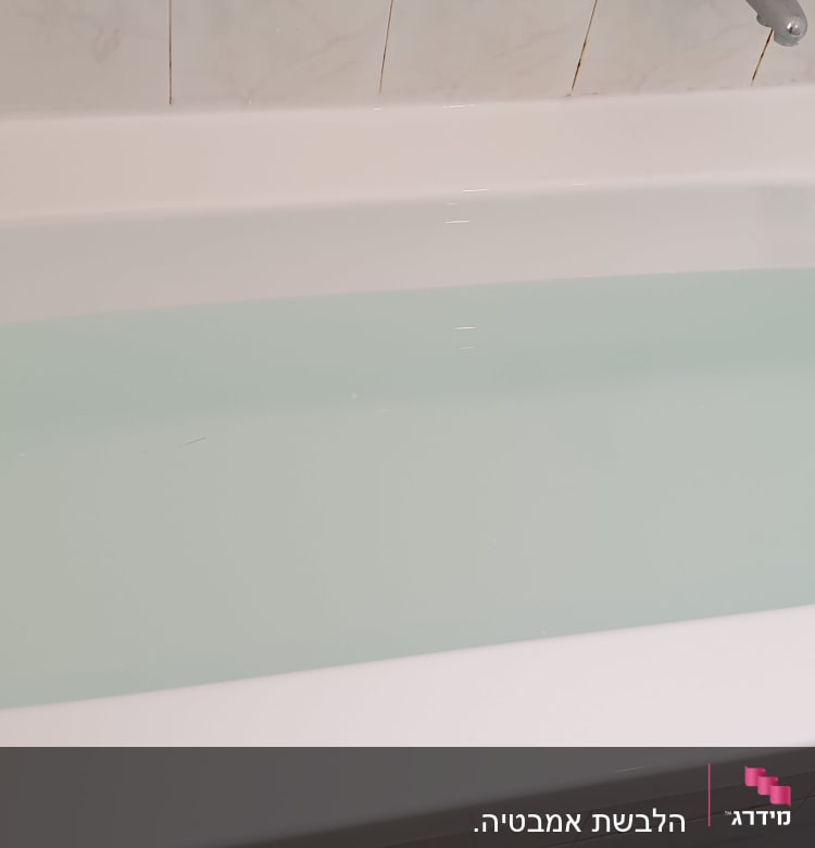 אמבטיה מלאה במים עם ברז קיר